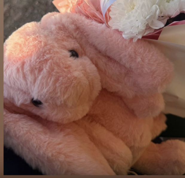 продам  игрушку розовый заяц