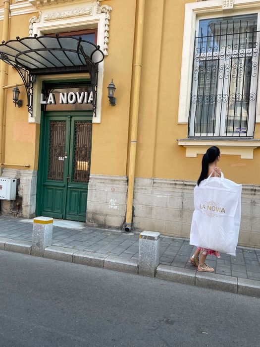Vand rochie de mireasa La Novia
