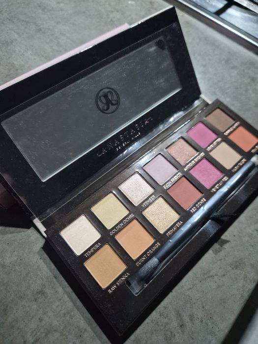 Paletă cu farduri de ochi Modern Renaissance (Eyeshadow Palette) 9,8 g