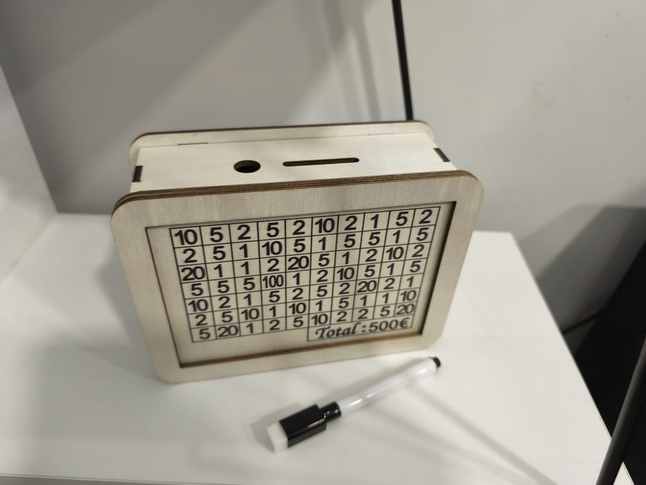 Дървена касичка с цел 500€