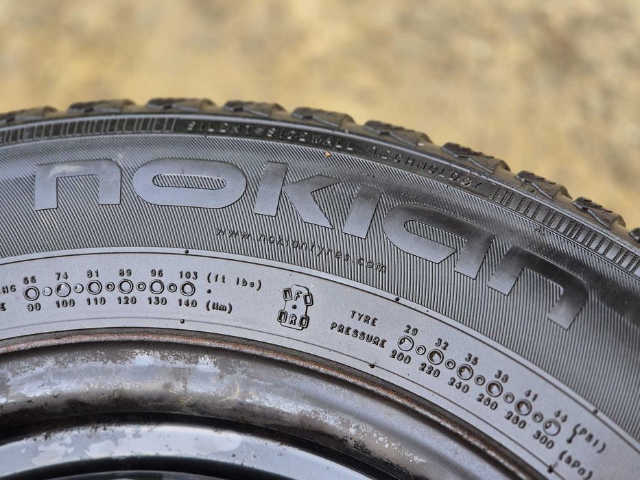 Vând set complet roți Iarnă Anvelope NOKIAN (195/65 R15) + Jante Oțel