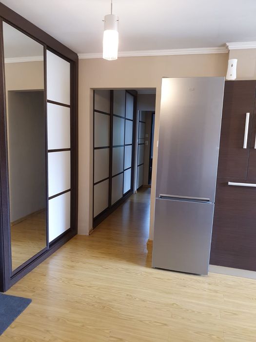 Închiriez apartament 3 camere, tip PB, zona Decebal
