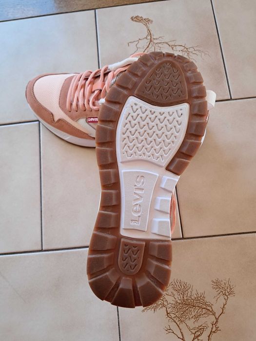 Adidasi Levi's marimea 39