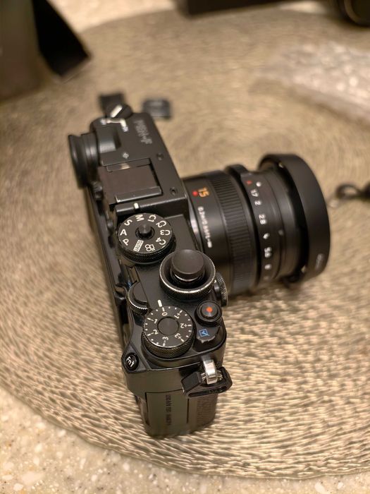 Olympus Pen F с объективом Leica