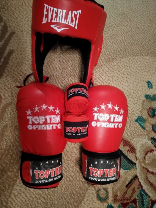 Перчатки шлем и бинты