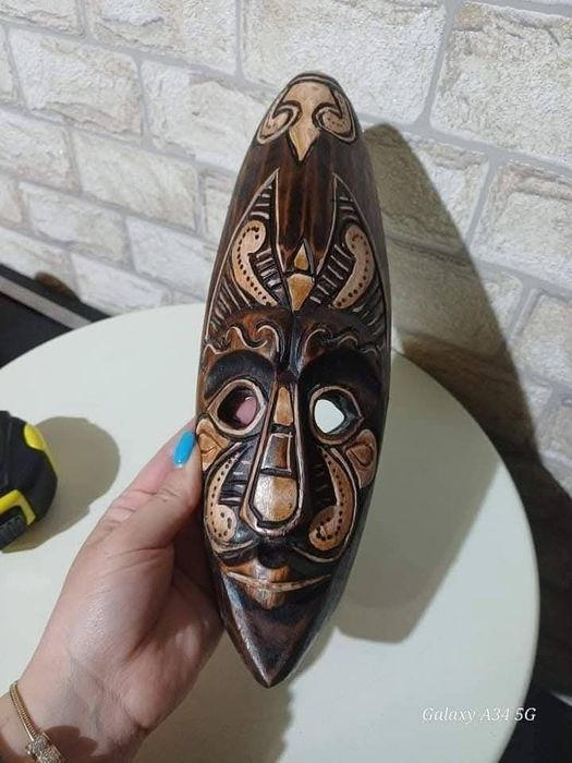 Дървена маска за стена