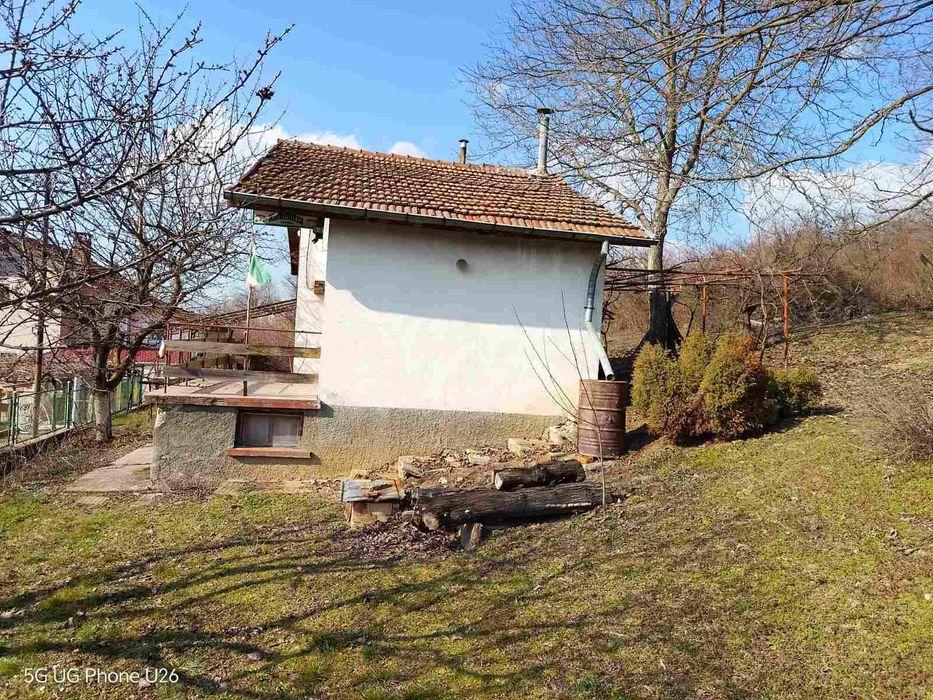 Продавам вила с два парцела