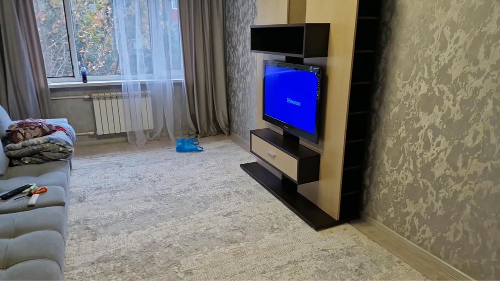 Продам комплект: телевизор Hisense +ТВ-стенка / горка