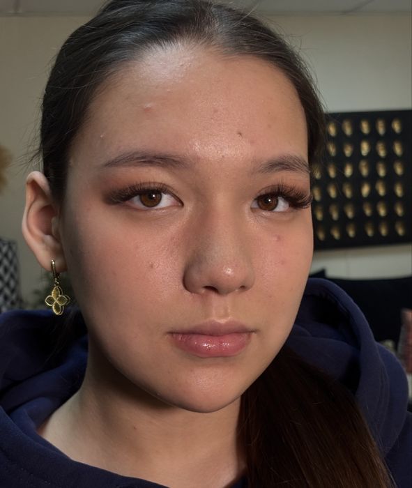 Модель на брови