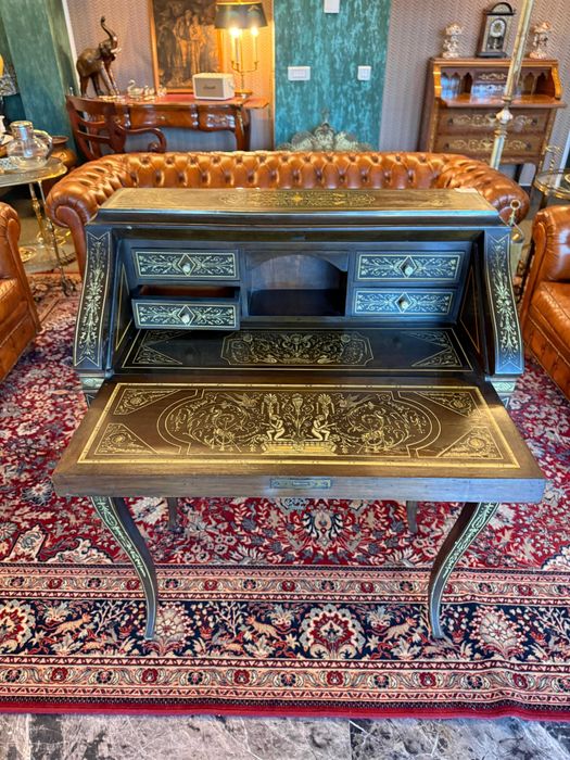 Secretaire francez stil Louis XV, cu intarsii fine din alamă