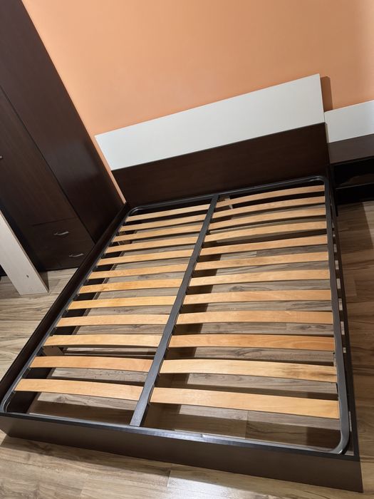 Спалня с едно нощно шкафче