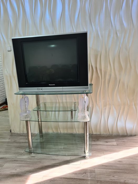 Телевизор с подставкой