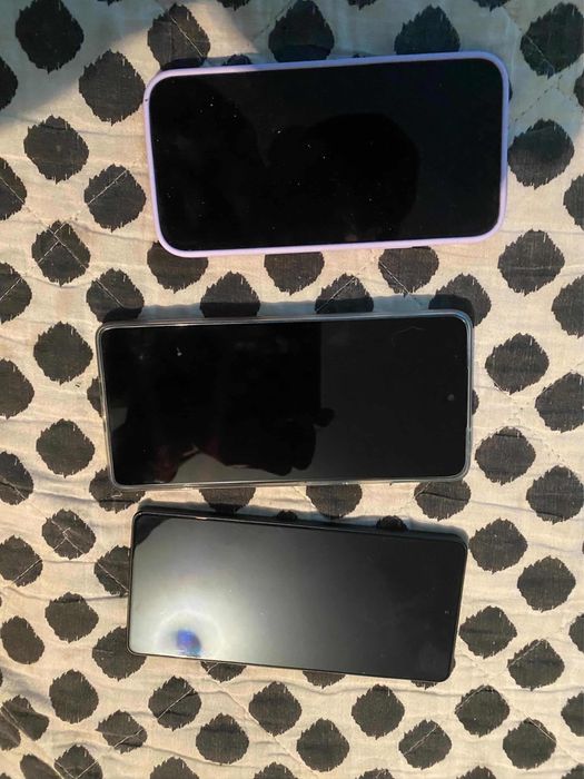 Vand schimb telefoane