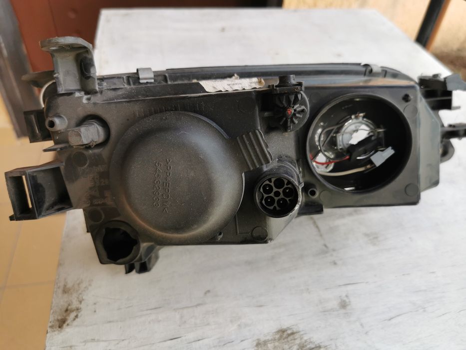 Продавам ляв фар за Опел вектра В.