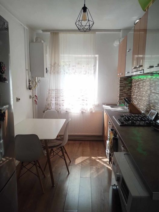 Inchiriez apartament 2 camere Hotel Rusca in spate