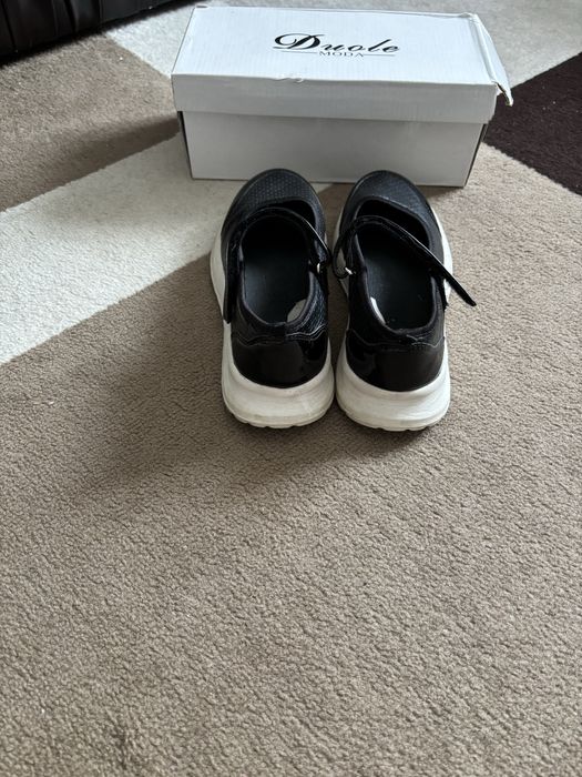 Продам школьные туфельки