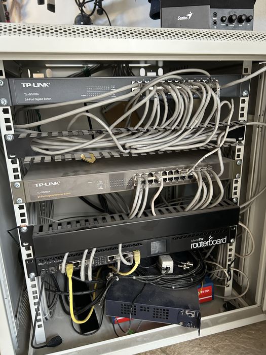 Mikrotik RB201 1U:AS-RM cu rack