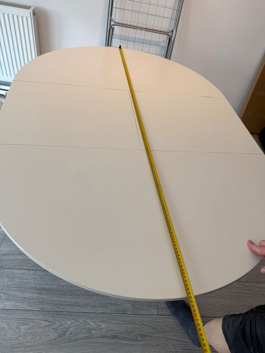 Vând masă și scaune. Set! Dimensiuni masă 110/150 x 75 cm. 4 scaune. Stare bună.