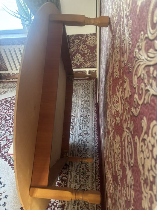 Круглый стол с 5 стульчиками.