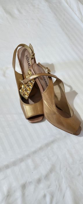 Sandale verssardi auri !