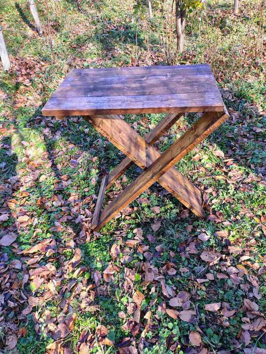 Дървена маса с две столчета.