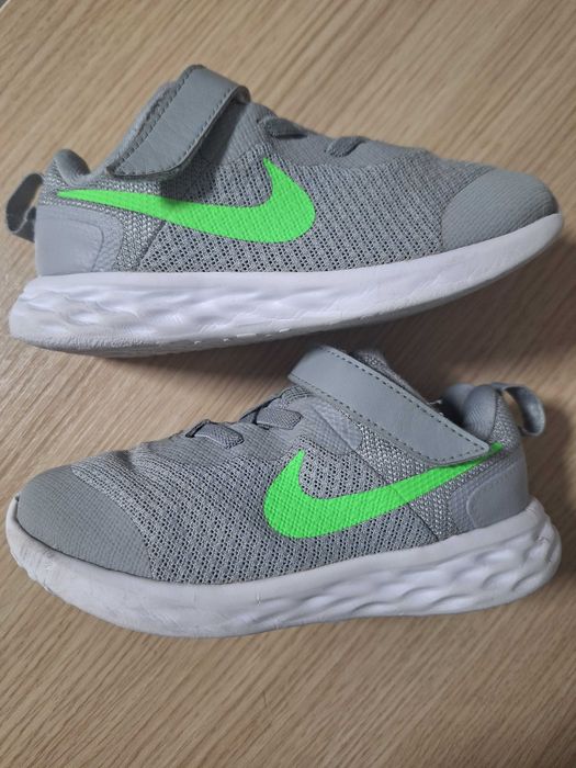 Маратонки NIKE номер 27