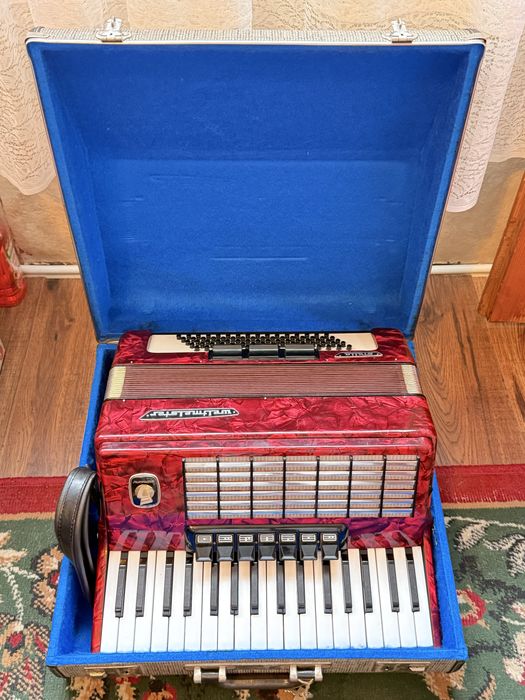 Акордеон Weltmeister Stella 80 баса