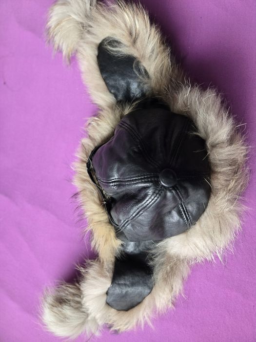 Кожена шапка с естествен косъм от лисица и каскети