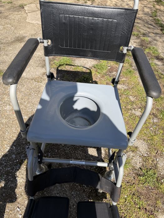 Тоалетен инвалиден стол