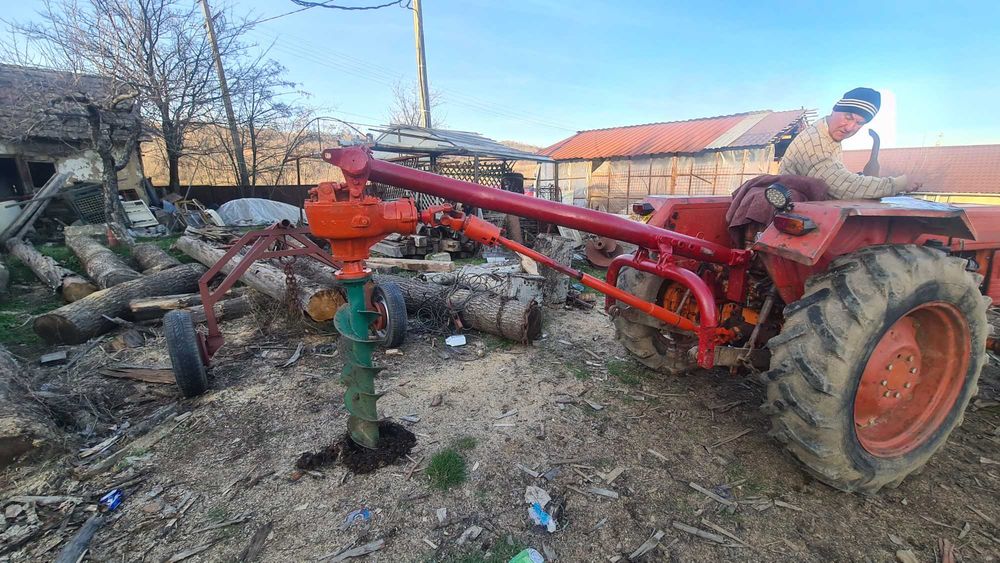 Vând foreză / burghiu de pământ pentru tractor, funcțională, completă, cu 2 burghie.