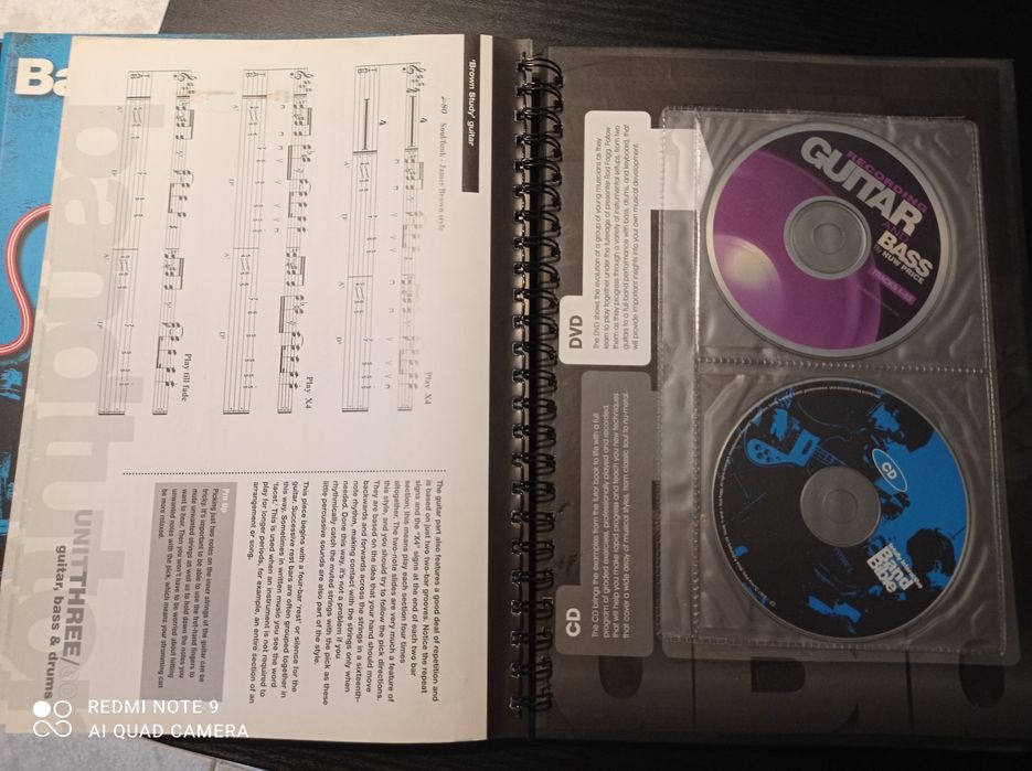 Lot două cărți: "Biblia unei trupe muzicale"+"Învăța singur chitara"