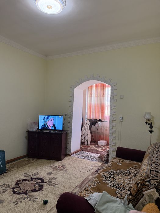 Продаётся квартира чирчик навои 2/2/2/ сталинка чистая можно зайти жит