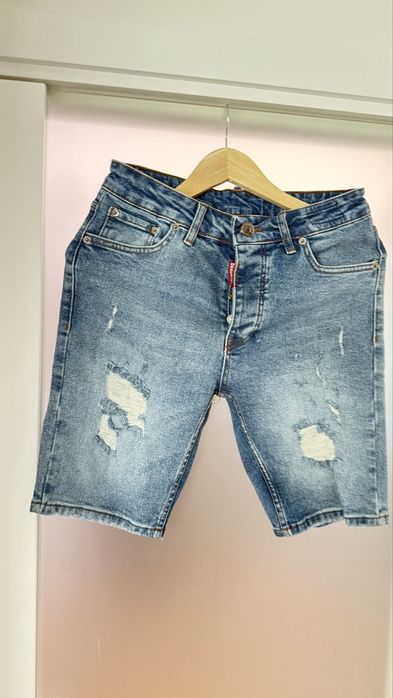 Къси дънкови панталонки DSQUARED2   4 модела с  етикети, пълни серии от 30ти до 40ти размер.Топ качество. Лятото започна, бързо ще свършат.Заповядайте