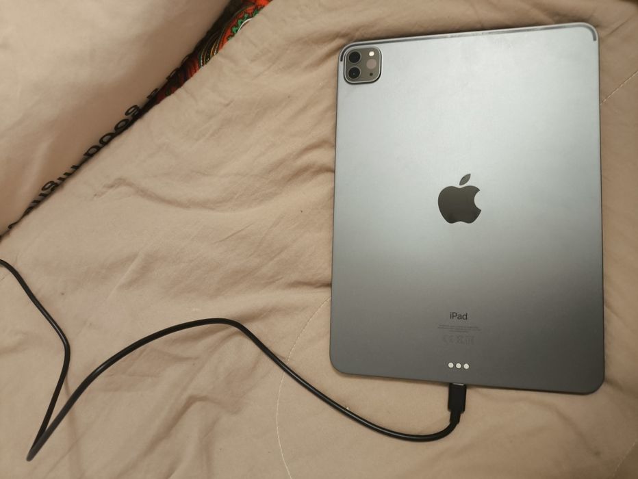 Продаю айпад 11 про 2020