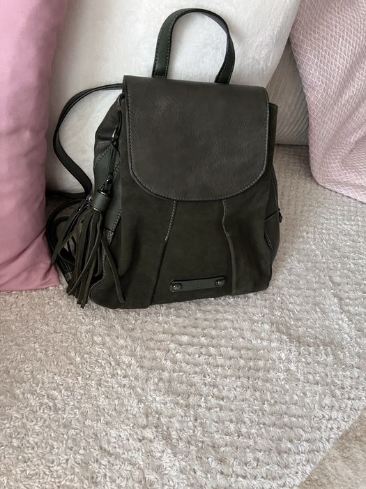 Дамска раница в маслинено зелено