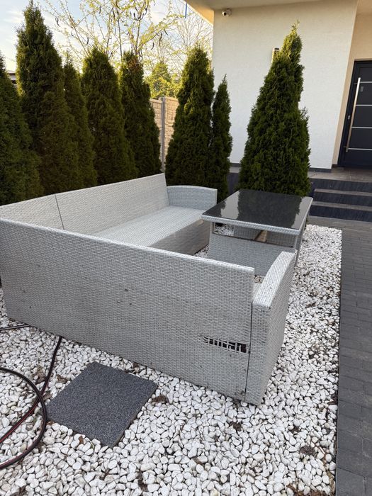 Coltar de exterior cu masa