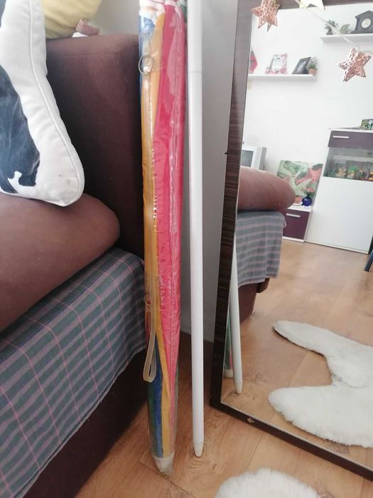 Разноцветен плажен чадър