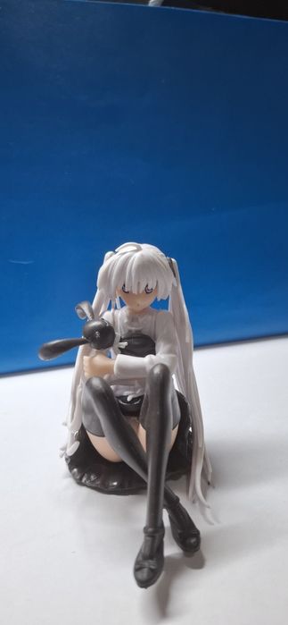 Аниме девушка с кроликом,фигурка