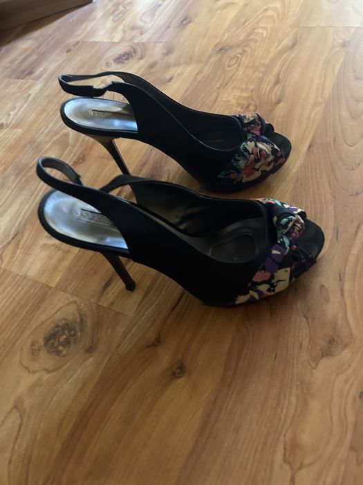 Дамски сандали с тънък ток