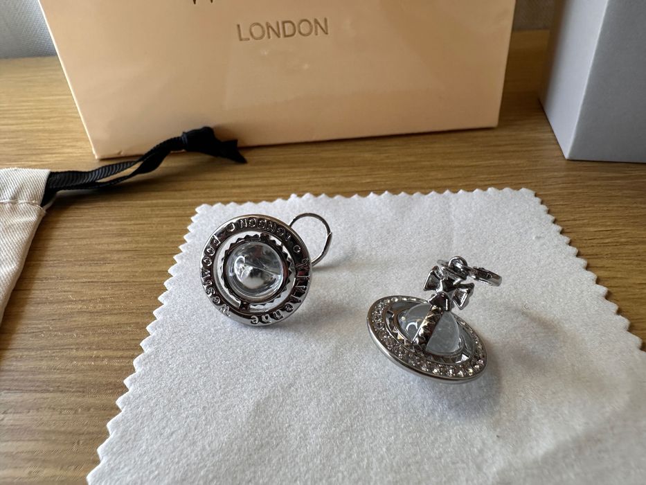 Cercei Vivienne Westwood ”world’s end orb”, bilă alba + argintiu mici