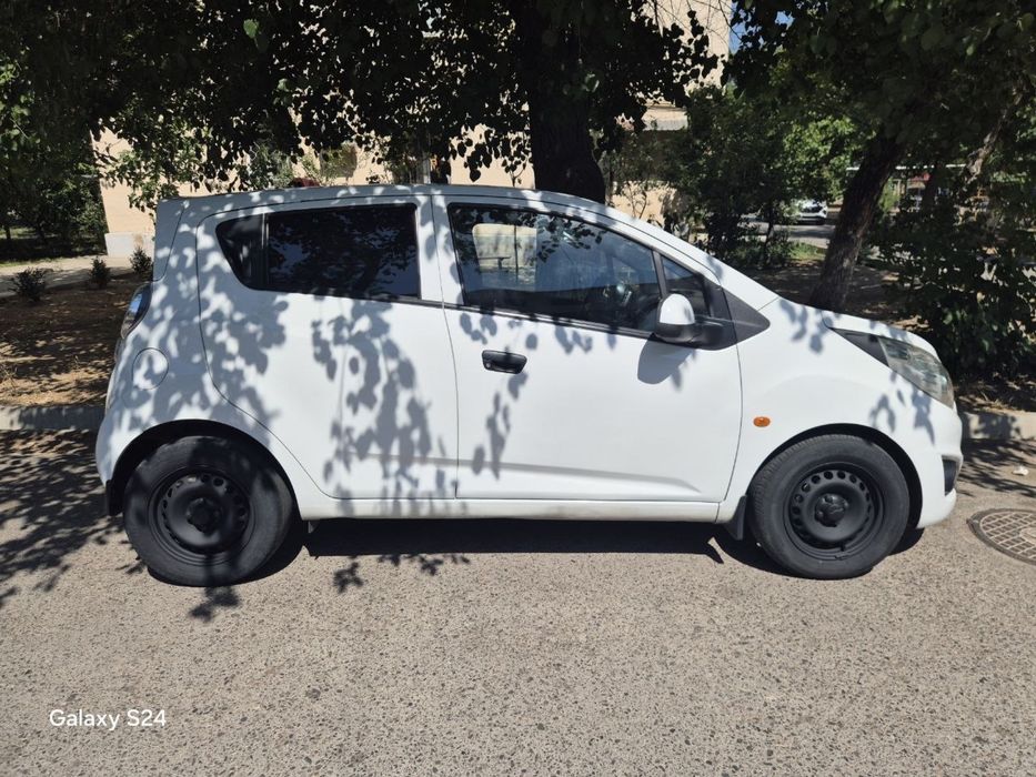 Chevrolet spark белый