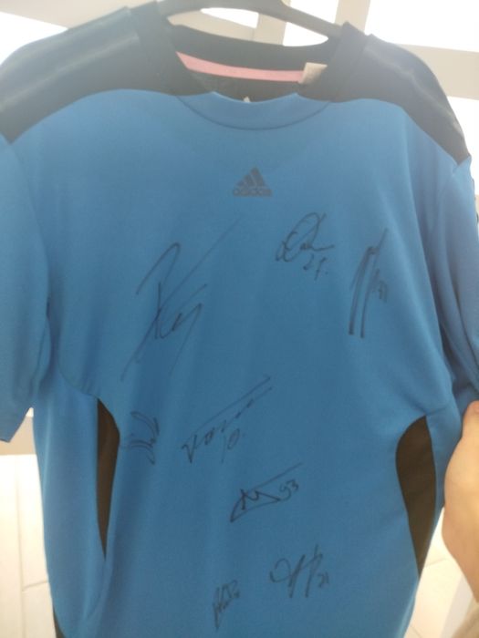 Tricou semnat de jucătorii FCSB