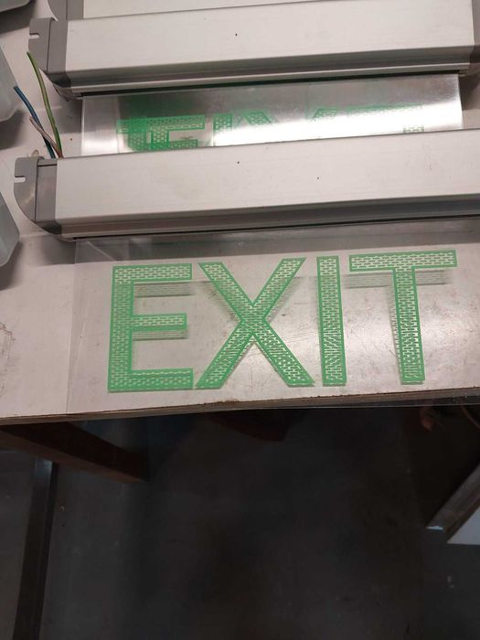 Продавам EXIT табелки