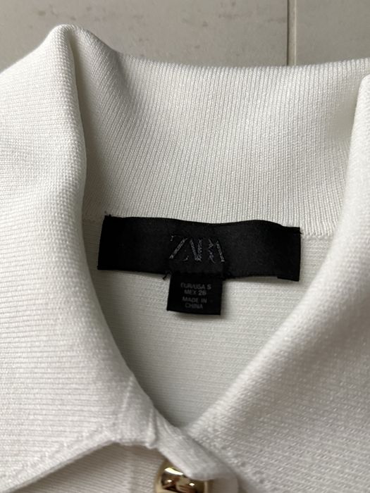 ZARA бяла елегантна риза с яка и златисти копчета