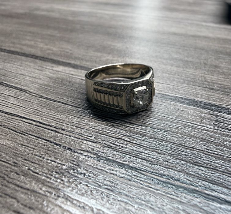 Золотая бриллиантовая печатка