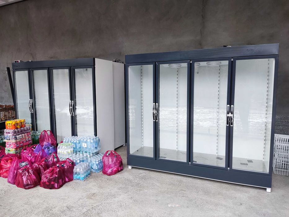 Витрина холодильниклар сотилади. 5 та