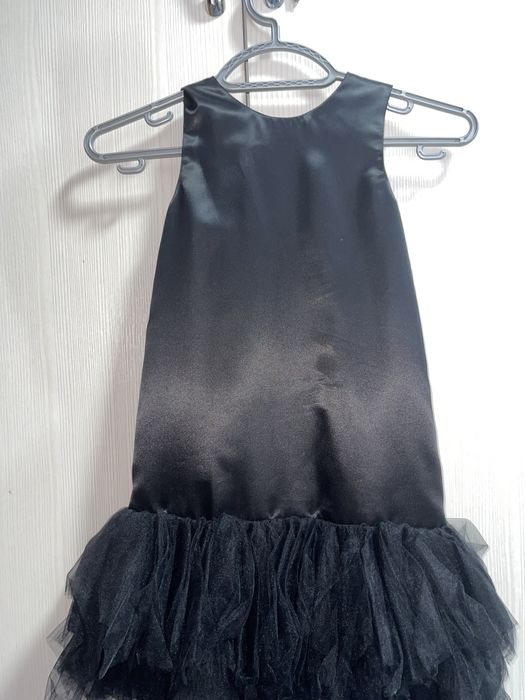 Нарядное платье на 4-5 лет.