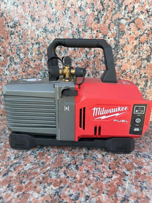 Milwaukee pompa de vacum pe acumulator