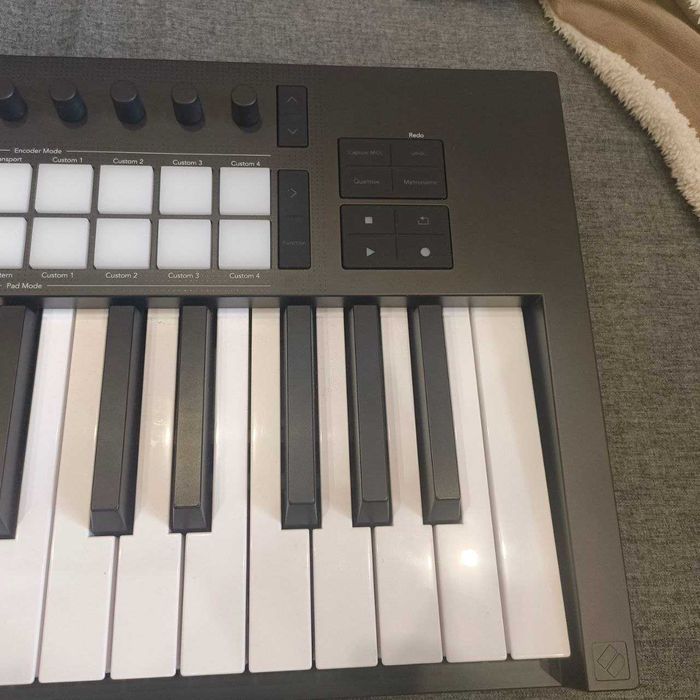 Midi клавиатура Novation Launchkey 49 MK4
