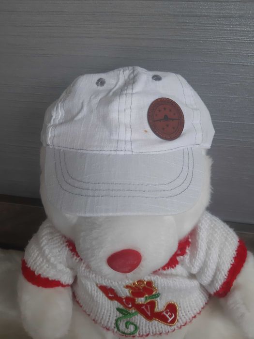 Лот Бебешки шапки с козирка за момче